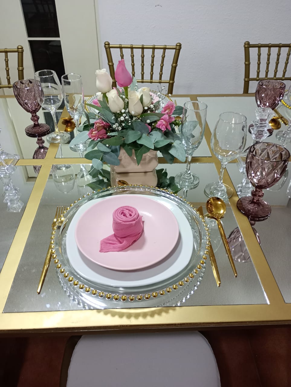 Montaje de mesa con vajilla y decoración