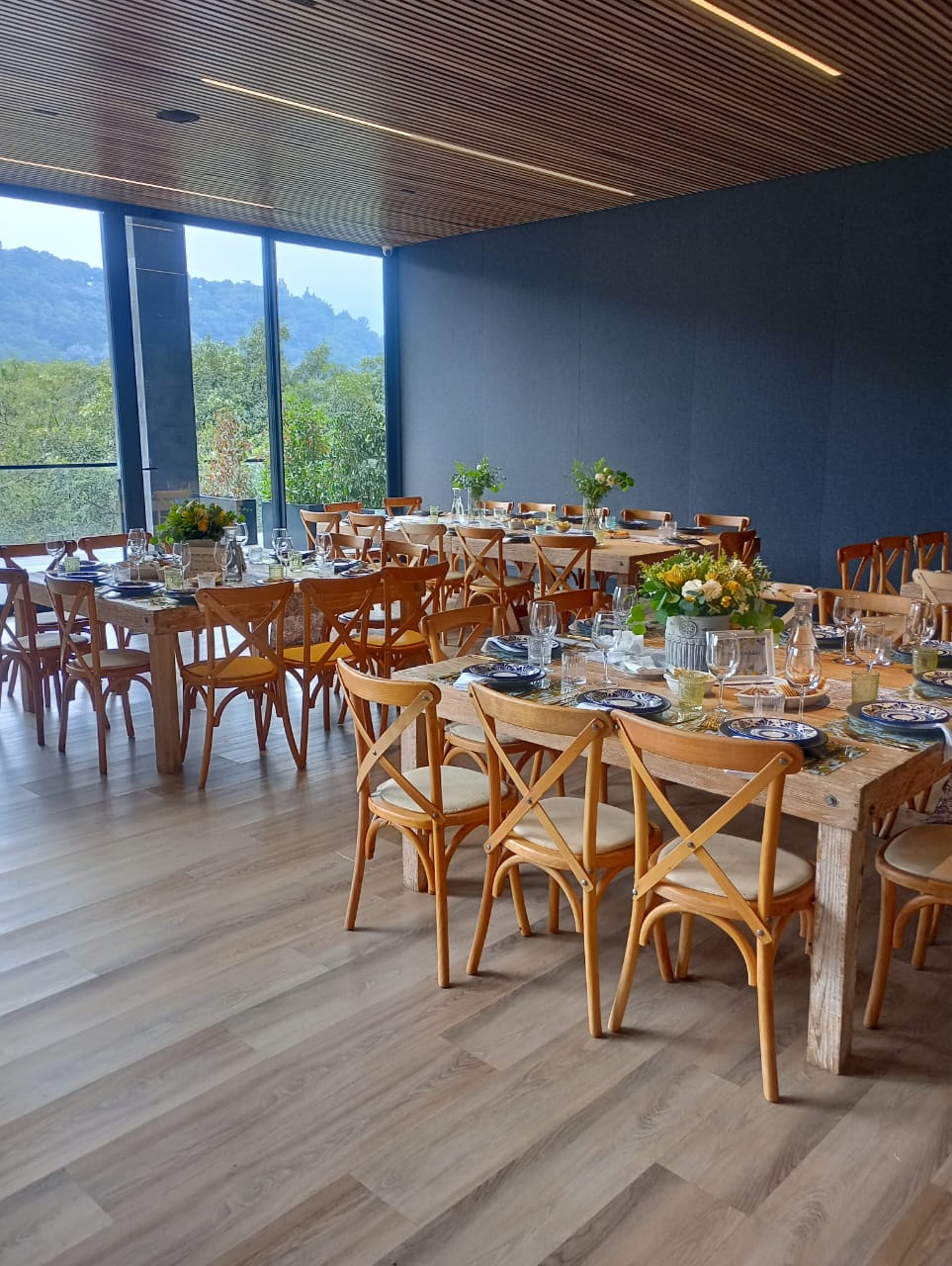 Mesas preparadas en un espacio para evento