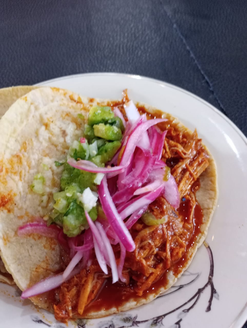 Platillo servido con ingredientes frescos