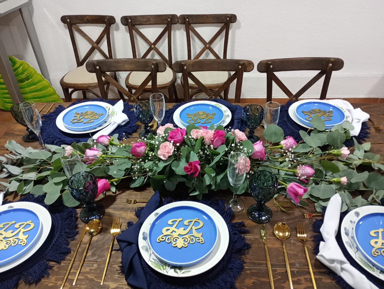 Montaje de mesa con vajilla azul