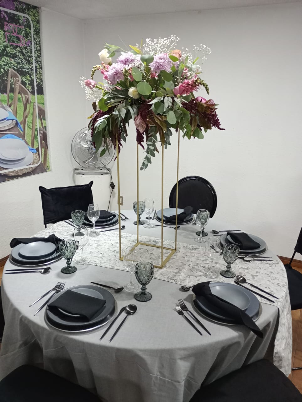 Mesa preparada con arreglos florales